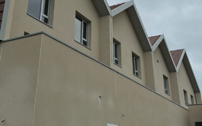 Accueil 1 Fin des travaux d’enduit pour le bâtiment 1 du centre de santé de Moulins. Une belle étape de franchie .